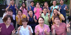 笑顔のスタッフたち集合写真