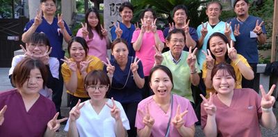 笑顔のスタッフたち集合写真