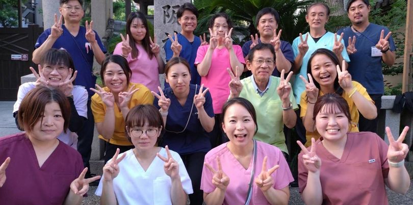笑顔のスタッフたち集合写真
