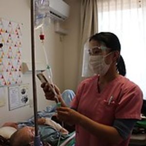 介護の様子を示す居室