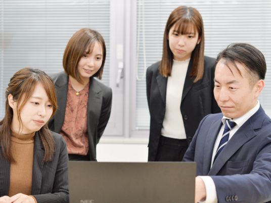 職員の会話風景