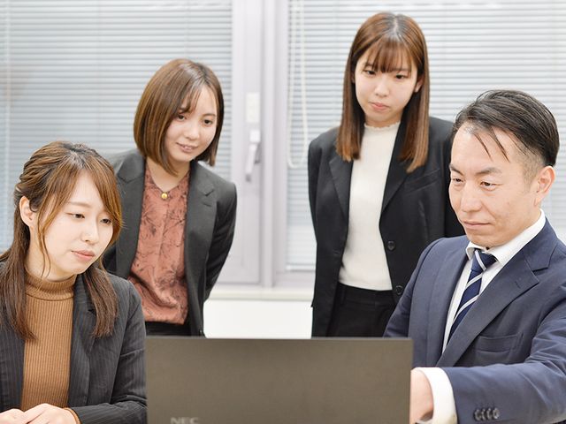 職員の会話風景 スタッフイメージ 和やかな雰囲気の中で、チームの話し合いを行っています。職員同士の連携を大切にしています。