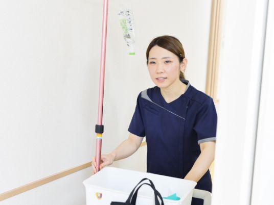 清掃するスタッフの廊下  