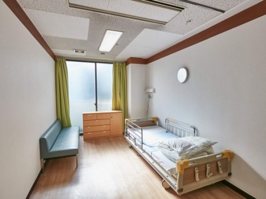 明るい光が差し込む居室