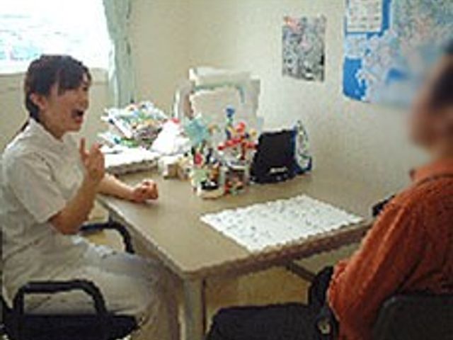 相談する部屋 スタッフイメージ スタッフが丁寧に相談を受けており、安心してご相談いただける環境です。