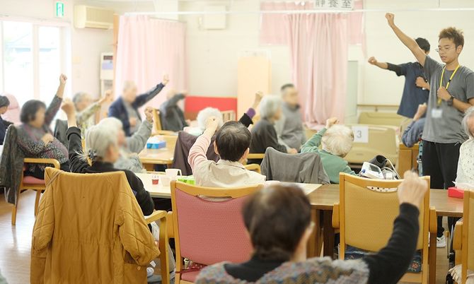 体操をする人々の部屋
