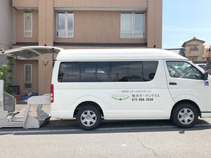 送迎車と建物外観  