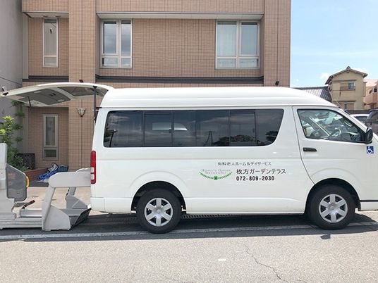 送迎車と建物外観  