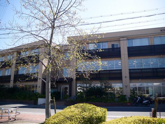 外観と植栽の建物前  