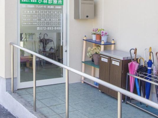 明るい玄関前のスロープ  