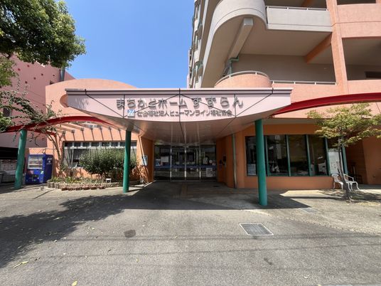 明るい建物の入口
