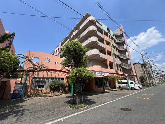 5階建ての建物外観
