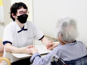 対話するスタッフと入居者