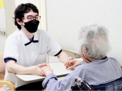 対話するスタッフと入居者