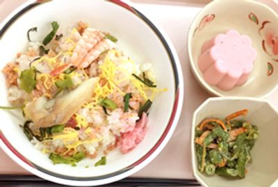 華やかな食事メニュー