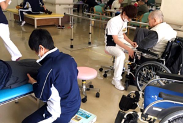 スタッフと利用者の様子