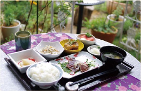 色とりどりの料理のテーブル