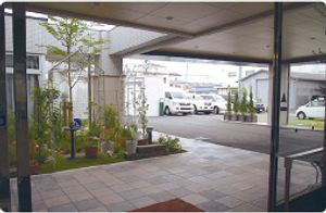 広々とした玄関先