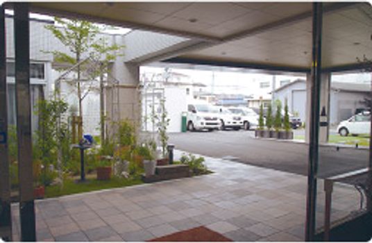 広々とした玄関先