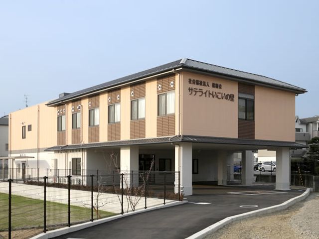 外観の建物 外観 広々とした施設の入口までの道が整備されています。周囲の環境も穏やかで、働くのに適しています。
