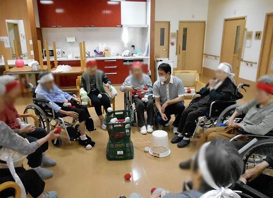 スタッフと談笑する会議室