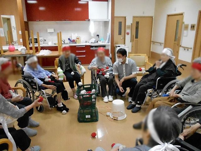 スタッフと談笑する会議室 ダイニングルーム 広々とした空間で、和気あいあいとした雰囲気の中、コミュニケーションがとれる場所です。