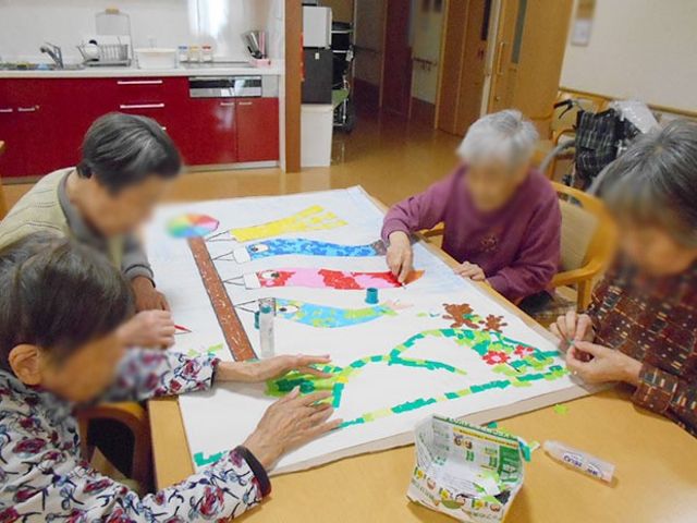 手作りアート制作風景 多目的室 皆で積極的に楽しむ、創造的な活動の場です。暖かい雰囲気の明るい多目的室での一コマです。