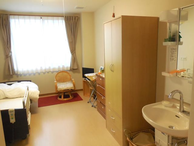 広々した居室 居室 広々とした居室は、快適な生活環境を提供し、窓から自然光がたっぷり入ります。