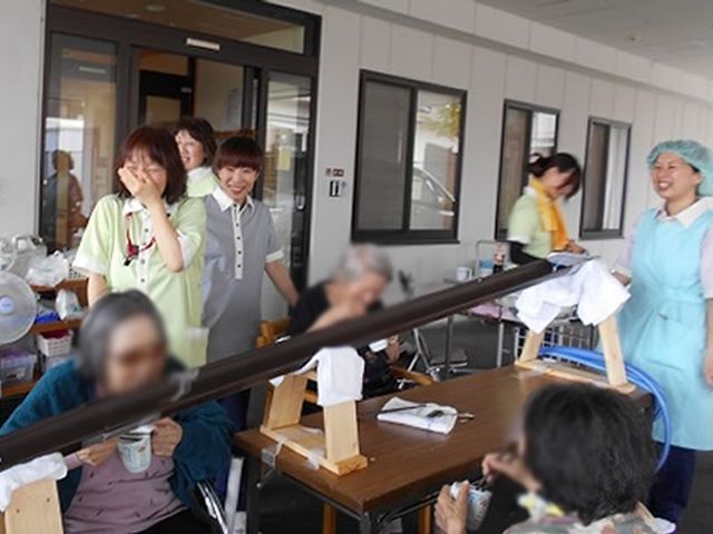 スタッフと利用者が集う場面 エントランス 和やかな雰囲気の中、スタッフと利用者が交流を楽しんでいます。働きがいを感じる瞬間です。
