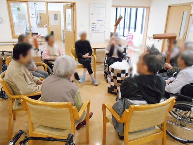 自由な椅子配置の部屋 多目的室 車椅子でも快適に過ごせる広々とした空間です。利用者が集まり談笑する穏やかな様子が見られます。