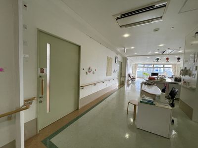 清潔感のある廊下とナースステーション