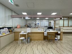 受付カウンターとリビングエリア