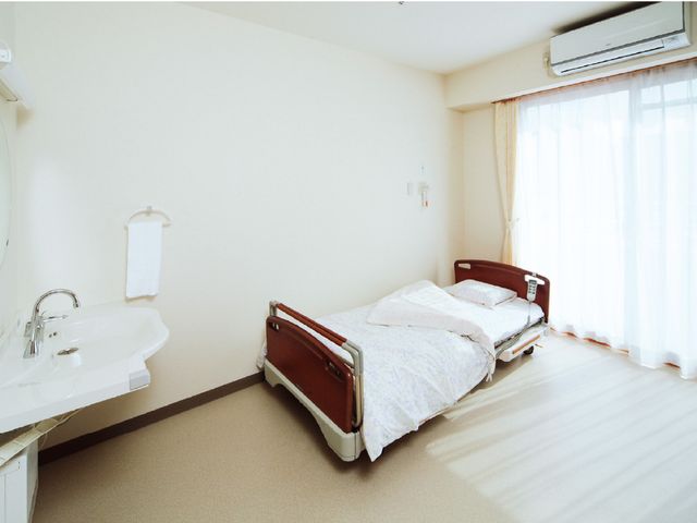 光が差し込む居室 居室 この広々とした明るい居室は、快適を保つエアコン完備。自然光がしっかり入ります。