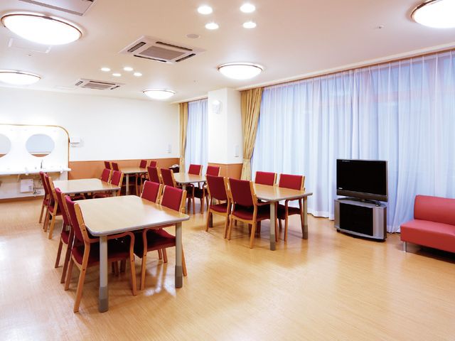 明るい共有スペース ラウンジ 広々としたラウンジで、自然光溢れる快適な空間です。テレビや会話を楽しめる環境が整っています。