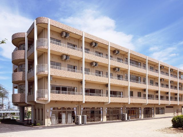 広々とした建物の外観 外観 広々とした建物が特徴の介護の場です。自然に囲まれた環境で、穏やかな日々を過ごせます。