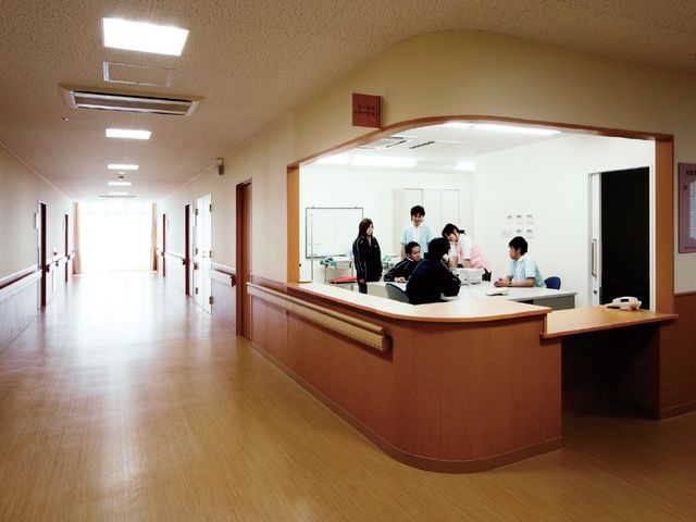 人が集う廊下 廊下 広々とした廊下に面したエリアで、打ち合わせが行われています。スタッフ同士の活発なコミュニケーションが魅力です。