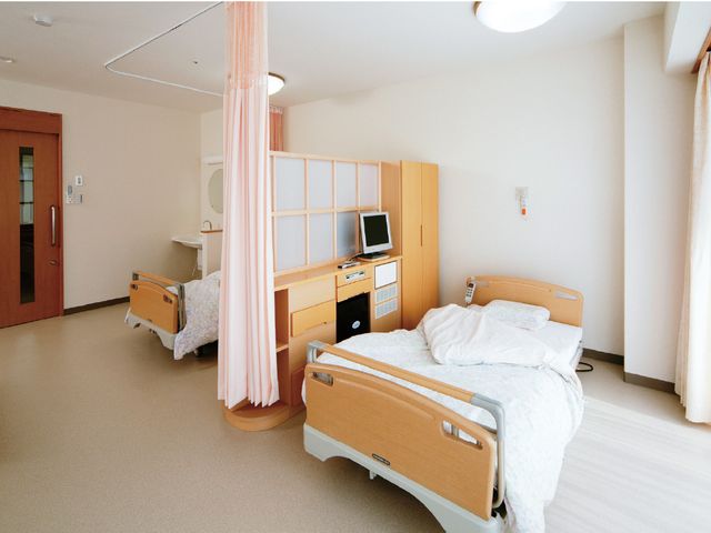 静かで清潔な居室 居室 自然光が差し込む明るい居室です。プライバシーを考慮した二人部屋で快適に過ごせます。
