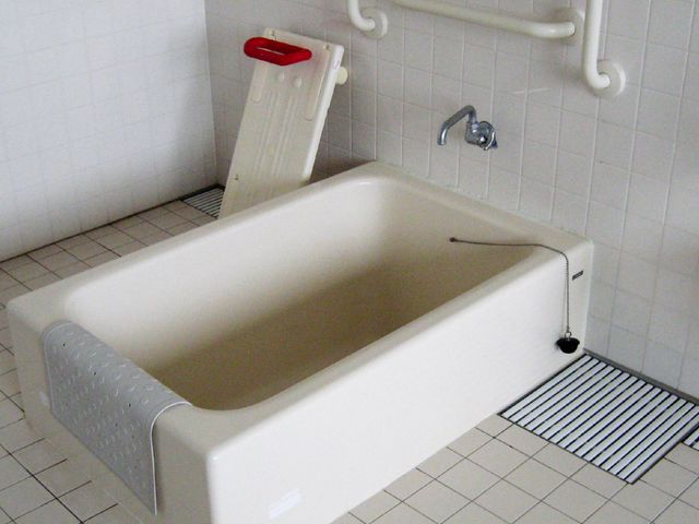 設備が整った浴室 浴室 安全に配慮された浴槽です。使いやすい手すりが設置されていますので、安心して入浴できます。