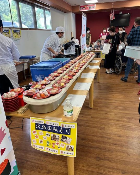 新鮮な食事が並ぶダイニングルーム
