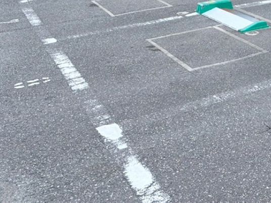 駐車場の白線  