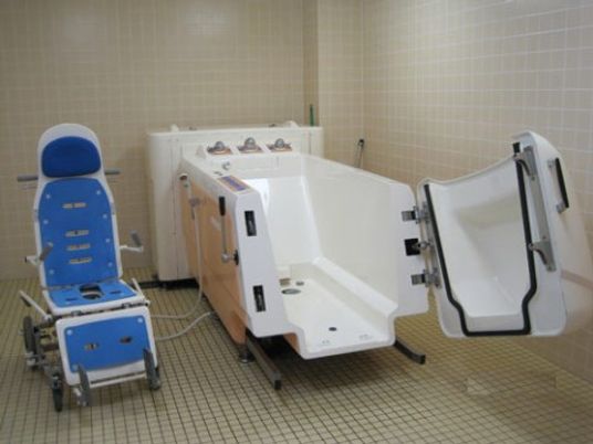 浴槽には、体の不自由な入居者様もストレスなく入浴を楽しむことができる介護浴槽が備え付けられており、どなた様もリフレッシュできる。
