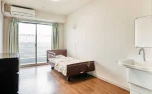 明るい広々とした居室