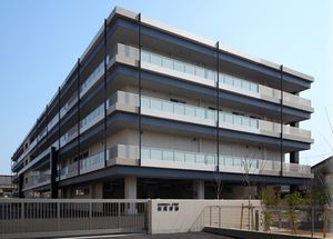 大きな建物の外観