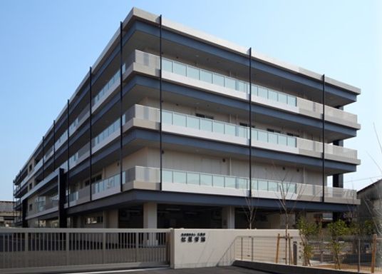 大きな建物の外観