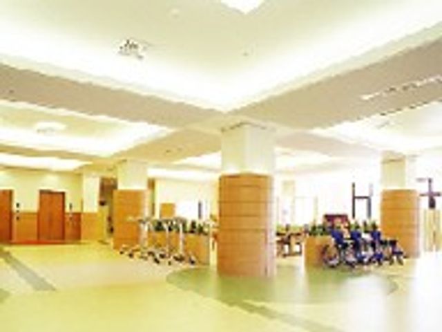 広々とした明るい室内 内観 自然光が差し込む広々とした空間です。車椅子も快適に移動できるように設計されています。
