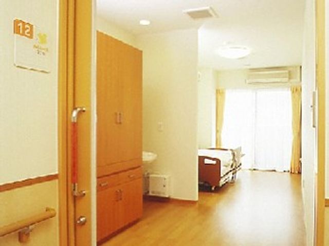 シンプルな居室 居室 明るい窓から自然光が差し込む居室です。くつろげる空間で、プライベートな時間を過ごせます。