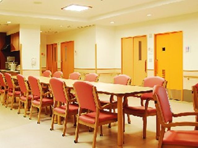 明るいダイニングルーム ダイニングルーム 広々とした明るい部屋で、設置されたテーブルと椅子がゆったりと配置されています。