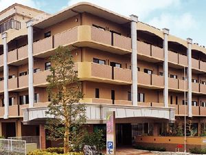 入り口が広い建物外観