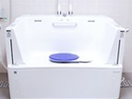 広々とした白い浴槽