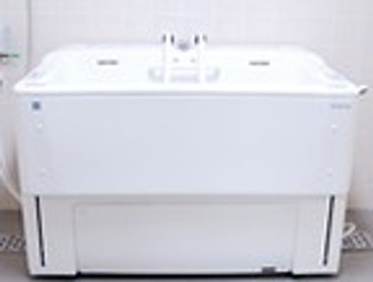白い設備がある浴室